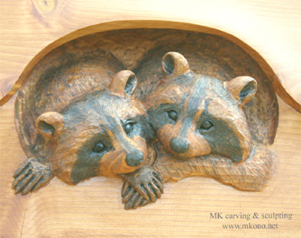 Raccoons in a hole 2 / woodcarving