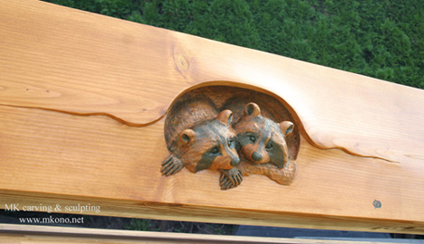 Raccoons in a hole 1 / woodcarving